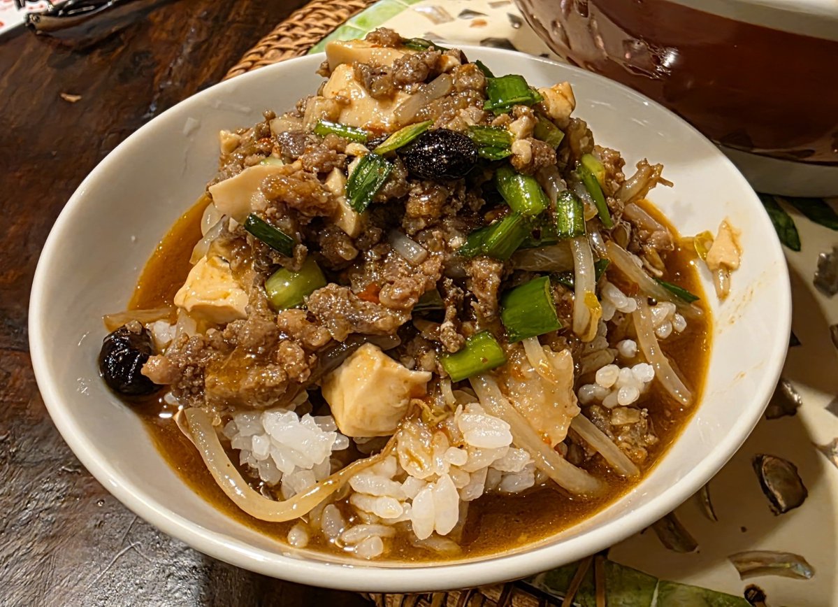 lovenamabeer's tweet photo. 159杯目 #雉虎 キジトラマーボー
雉虎の麻婆麺はモヤシ山盛りの二郎系を連想させる麻婆麺。辛さも程よく、豚骨ラーメンが味わいを深くさせてる。ラーメン自体が多いからと思ってたのに、やっぱりご飯頼んじゃう。美味しすぎでした。
#沖縄ラーメン https://t.co/5GvF5qHakC