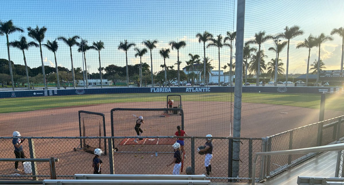 TaylorSher10's tweet photo. I learned a bunch, and had a lot of fun with the @FAUSoftball coaches at their Monday night Hitting and defense academy. My dad was able to get a picture of one of the most beautiful backdrops in all power softball. It’s easy to see why they refer to this place as paradise. @CoachJordanFAU @CoachPetikS @HaffMary @Jackson_Unity @Lizcano_10 @orangeanddrew @e_williamsjr06