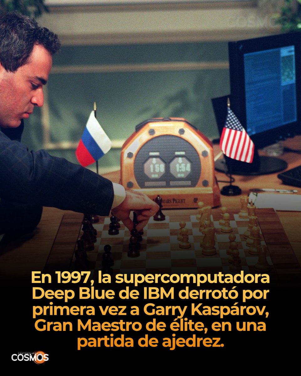 cecosmos_'s tweet photo. Entre el 3 y el 11 de mayo de 1997 se disputó en Nueva York la revancha entre Garry Kaspárov, campeón mundial vigente, y Deep Blue, la supercomputadora desarrollada por IBM. El resultado final fue 3.5 a 2.5 a favor de la máquina, con dos victorias para Deep Blue, una para Kaspárov y tres partidas empatadas. Fue la primera vez que un programa de ajedrez derrotaba a un campeón del mundo en un match bajo condiciones estándar de torneo.

Deep Blue era capaz de evaluar alrededor de 200 millones de posiciones por segundo, apoyándose en hardware especializado para el cálculo de jugadas junto con una base de datos de aperturas y finales elaborada con ayuda de grandes maestros. Kaspárov había ganado el primer enfrentamiento entre ambos en 1996, pero para 1997 IBM había mejorado significativamente el sistema, ajustando su evaluación posicional entre partida y partida del match.

La sexta y última partida resultó decisiva: Kaspárov cometió un error temprano y perdió en apenas 19 jugadas, algo inusual en un jugador de su nivel. El desenlace generó controversia, ya que Kaspárov llegó a insinuar que IBM pudo haber recibido asistencia humana durante el juego, aunque nunca se presentaron pruebas concluyentes de ello. El evento se convirtió en un hito simbólico sobre las capacidades de la inteligencia artificial frente al razonamiento humano experto.