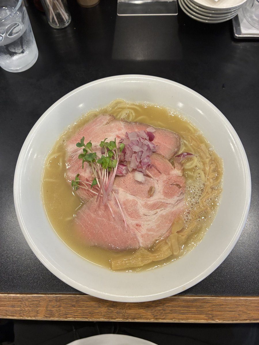 jinzai_support2's tweet photo. 社長のランチ第②段。
鳳駅前で人気のラーメン屋さん！
確かに美味かった。
でも店内は12時過ぎでもそこそこ空いてる…
ラーメンを食べるお客さんの層が圧倒的に少ないのが原因だと思う。事情があってここに出店はしたんだろーけど、出店戦略は本当に大事ですね。 https://t.co/lroEG3h39b