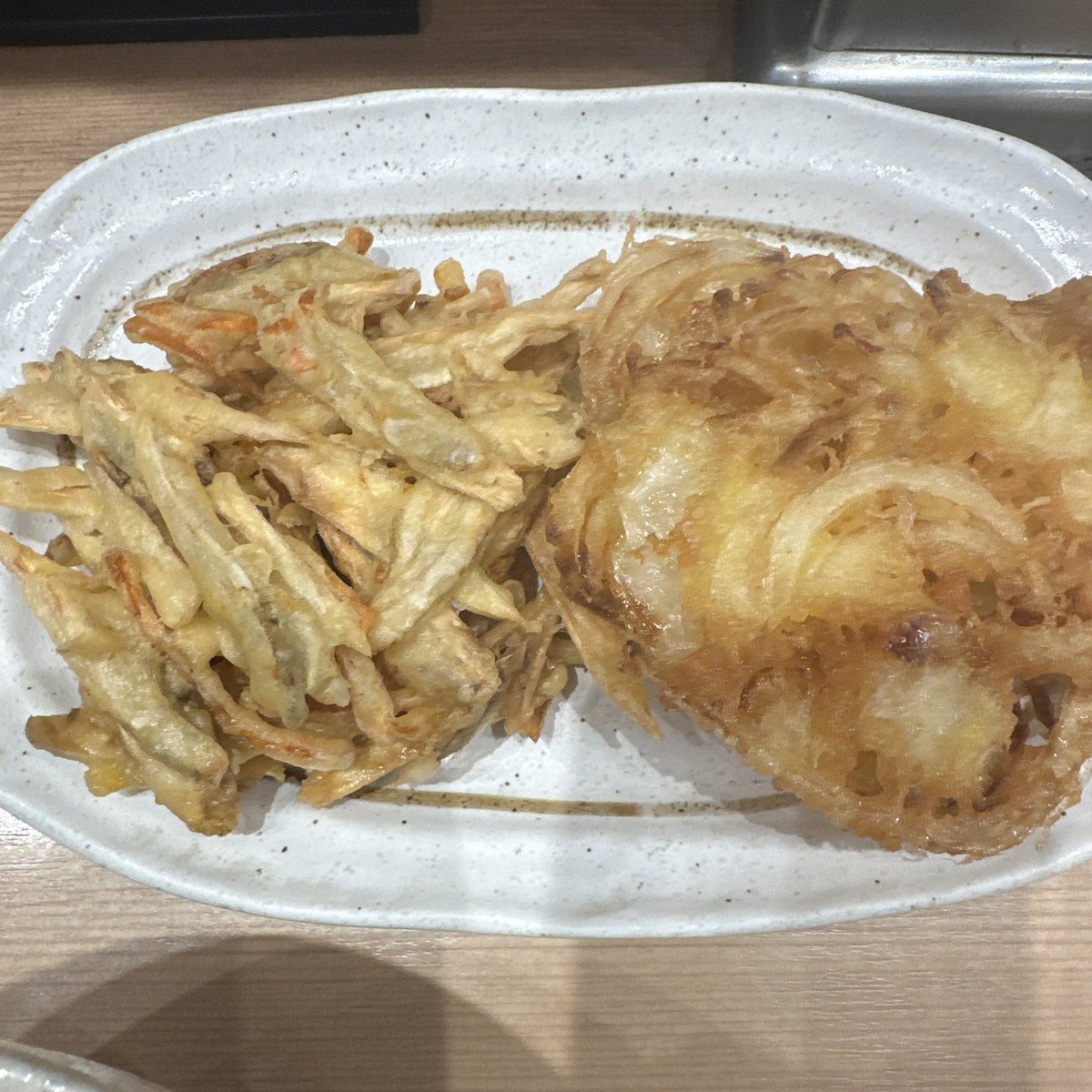 NoodleLoverKD's tweet photo. 上州うどんおおしまやにて山菜うどん(温) ごぼうとにんじん、玉ねぎのかき揚げ)。だんだん今のご主人の味になっていってますね。
#上州うどんおおしまや
#うどん
#群馬うどん
#群馬麺食い
#麺食い https://t.co/uoauHLsPA1