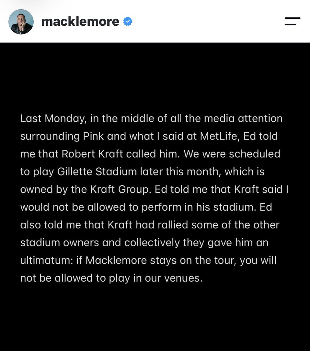 cesarpinedar's tweet photo. La expulsión del rapero @macklemore de la gira de Ed Sheeran por gritar Palestina Libre en el escenario muestra tres niveles de conflicto: 
1) la justificación de Sheeran de que ante el genocidio “ha decidido no hablar públicamente” recuerda la famosa frase de Desmod Tutu: si eres neutral en situaciones de injusticia, has elegido el lado del opresor”. 

2) ante la presión del magnate Robert Kraft dueño de los estadios para los conciertos y del Consejo israelí estadounidense para cancelar la participación de Macklemore, Sheeran se deslinda de la decisión de sacarlo de la gira. Pero al hacerlo, Sheeran cede a la censura. Es una segunda dimensión de su postura política: se hace a un lado para que censuren a Macklemore pero hacerse a un lado es dejar que se afecte la libertad de expresión en su propia gira. 

3) más allá del contenido político de la censura, Sheeran no protegió ni con su poder económico ni mediático ni siendo el músico protagonista de la gira a uno de sus colaboradores. Sheeran, asumiendo que no hace política, al dejar que los intereses corporativos sionistas censuren, colabora con su pasividad con el gran poder que decreta que “Palestina Libre” es una consigna ofensiva y antisemita. 

Pero al ser neutral y tomar partido por los opresores, al colaborar pasivamente con la censura y al no usar el poder de su celebridad, ha hecho que el mensaje de Macklemore, digno y rebelde, se escuche aún más lejos. 

El sionismo no ha comprendido que el miedo y el silencio en todo el mundo tiene fisuras por todas partes: a diario un periodista, una cantante, un poeta, un académico, una actriz, un universitario, una organización popular grita pro su nombre lo que sucede : genocidio. 

Las palabras no pueden detener las
Bombas y la muerte. Pero las palabras señalan muchas veces la verdad, la memoria y la injusticia. Las palabras de Macklemore representan a la mayoría de la humanidad. Y sus palabras hoy resuenan aún más en el mundo de la infamia del genocidio por su coraje y su valentía. 

Macklemore es una voz más, pero ahora, es la voz de la humanidad que no cesará de clamar alto al genocidio y de decir esas palabras que asustan a los poderosos, que horrorizan a los sionistas, porque llevan en sí mismas la dignidad y la rebeldía de la justicia: PALESTINA LIBRE.