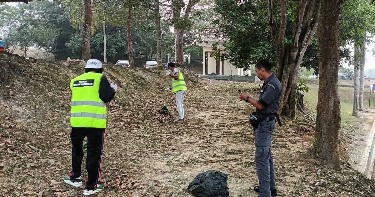hmetromy's tweet photo. #jasin Lebih 100 lokasi di Melaka dikesan menjadi tempat pembuangan sampah haram, dengan 1,354 kes direkodkan bagi tempoh Januari hingga September tahun ini
https://t.co/rE6q3CKUwG https://t.co/gcsFSFRAAx