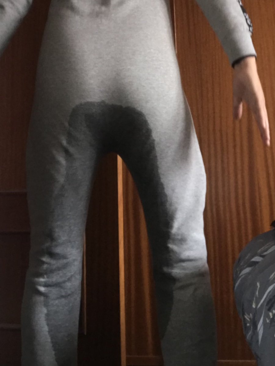 Luffeones's tweet photo. Happened to be alone and had a bit of fun 😉 grey sweats are made for pissing #peepants #gaywet #gayomorashi #pisspants #greysweatpants https://t.co/jWxo2n03PW