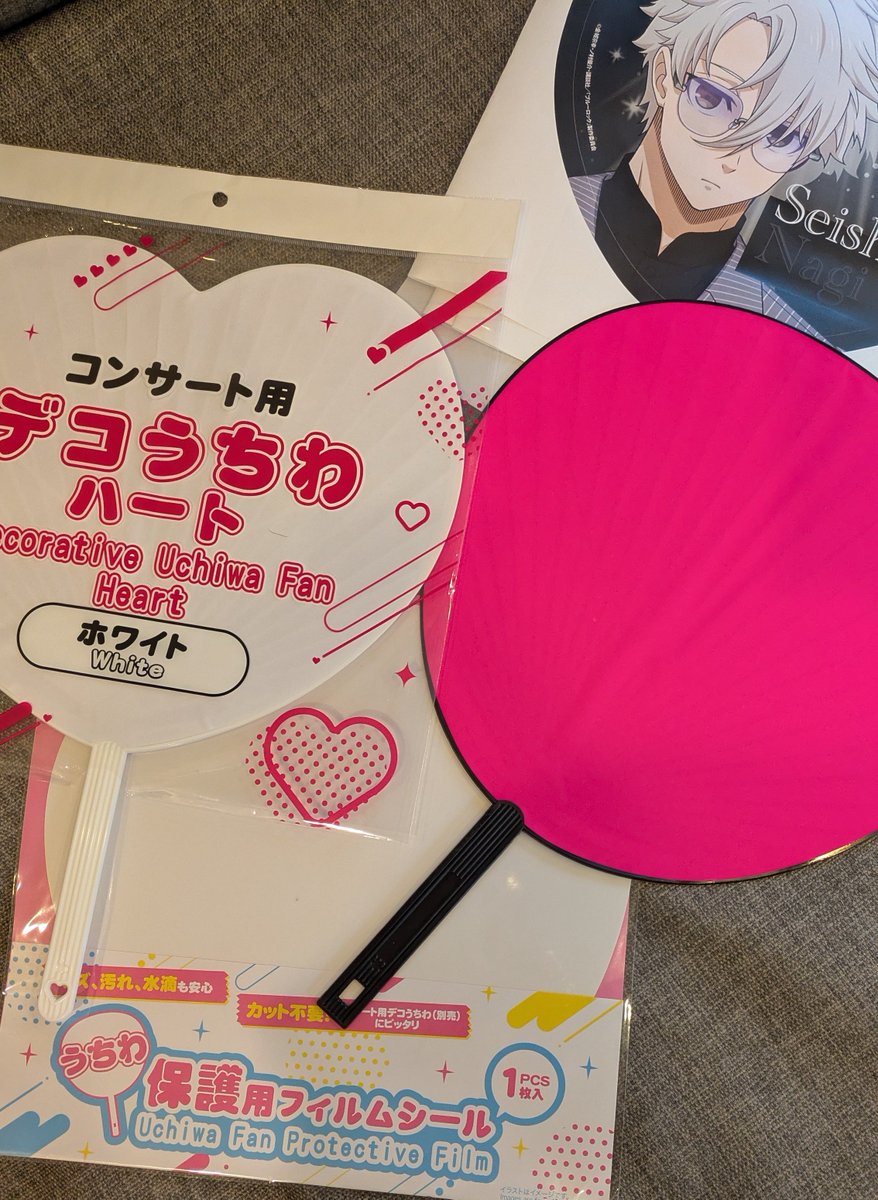 FhIAgJiKsWSwbrR's tweet photo. やっぱ冴兄さんのアクスタ欲しくなりローソン別店舗へ
千切以外アクスタ揃ってた😁そこはリボンキーホルダーも千切がなく…同担さまがご近所に！？

ローソンプリントでうちわ用紙4人分買い、ダイソー経由で帰宅
仕事までにうちわ片面のみ完成🪭

うちわ台紙デカいので硬質カードケースA3ご用意を！ https://t.co/fSYjyy8NPm