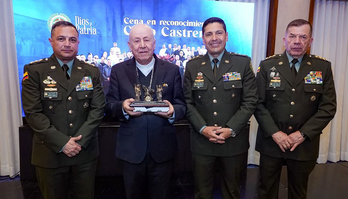 DirectorPolicia's tweet photo. !𝗚𝗿𝗮𝗰𝗶𝗮𝘀 𝗽𝗼𝗿 𝗮𝗰𝗼𝗺𝗽𝗮𝗻̃𝗮𝗿 𝘀𝗶𝗲𝗺𝗽𝗿𝗲 𝗮 𝗻𝘂𝗲𝘀𝘁𝗿𝗼𝘀 𝗽𝗼𝗹𝗶𝗰í𝗮𝘀!

Esta noche compartimos un reconocimiento al Clero Castrense, esos héroes silenciosos que acompañan a nuestros hombres y mujeres policías, brindándoles una palabra de esperanza, fortaleza y consuelo en los momentos en que más lo necesitan.

En cada jornada, en cada unidad y junto a nuestras familias, su presencia representa un apoyo invaluable para quienes tienen la convicción de servir y estar presentes. Gracias por escuchar, orientar y llevar un mensaje de esperanza a quienes enfrentan los desafíos propios del servicio.

Ser policía y ser sacerdote son vocaciones que encuentran un mismo propósito: servir desde el corazón.

#DiosYPatria