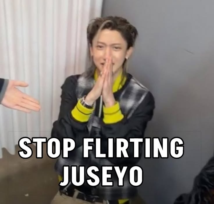 _ael4sho's tweet photo. plot twist bgt sialan, gue niatan pamer kalo pkl gue digaji tapi..

👩‍🦰: "Trs Gajian itu uang e kemana??"
👧: "Jajan"
👩‍🦰: "Habis"
👧: "Iya"

maap ya ma, jajan yang dimaksud adalah pc wujin pelindung stres anakmu 😆🤞 untung mm ga tau harga aslinya, bisa dibakar pc-nya 🤫🤫🤫 https://t.co/5EDz2FPuhd