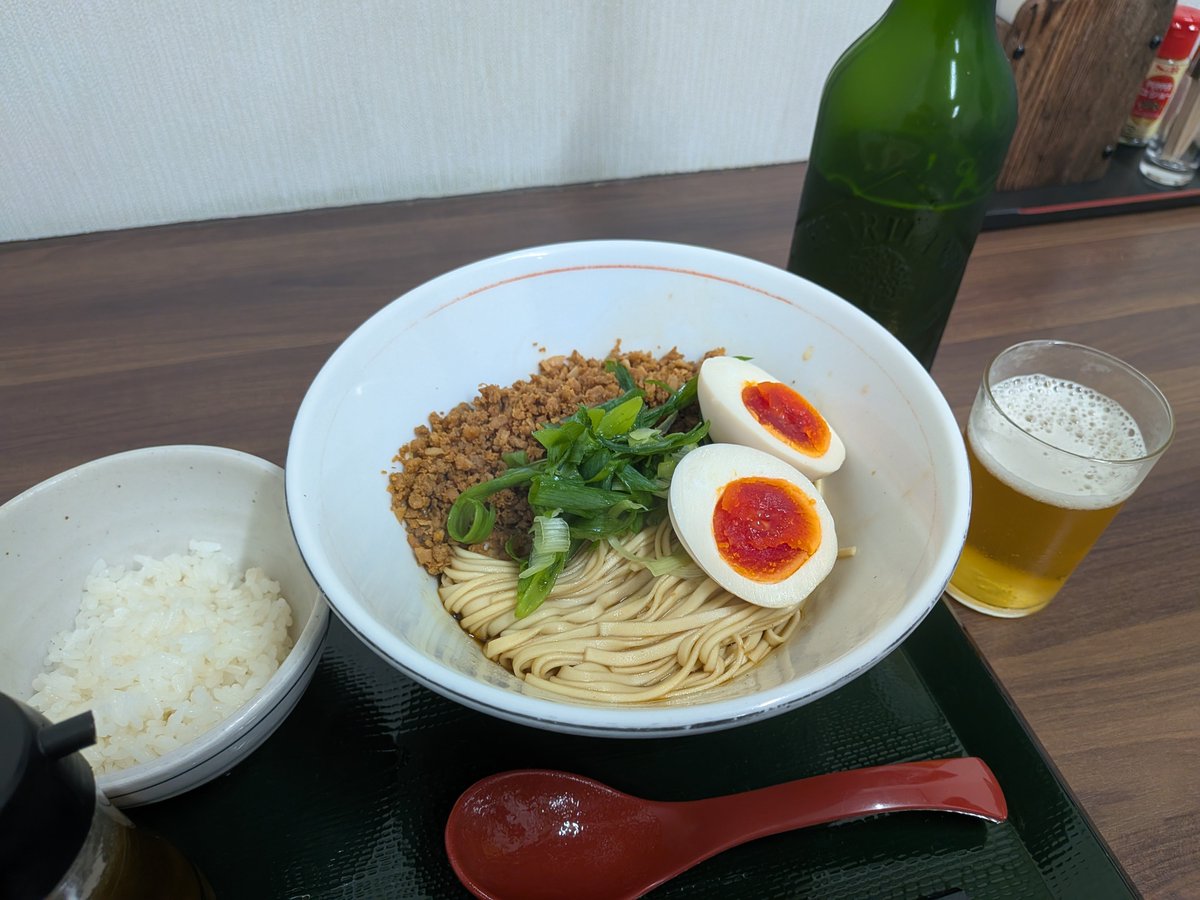 ssadk_c's tweet photo. 今日も仕事休み
お昼ごはんは岩出の中華そばまる乃

まぜそばでビールがすすむ
美味い〜 https://t.co/DeWeKQlrLR