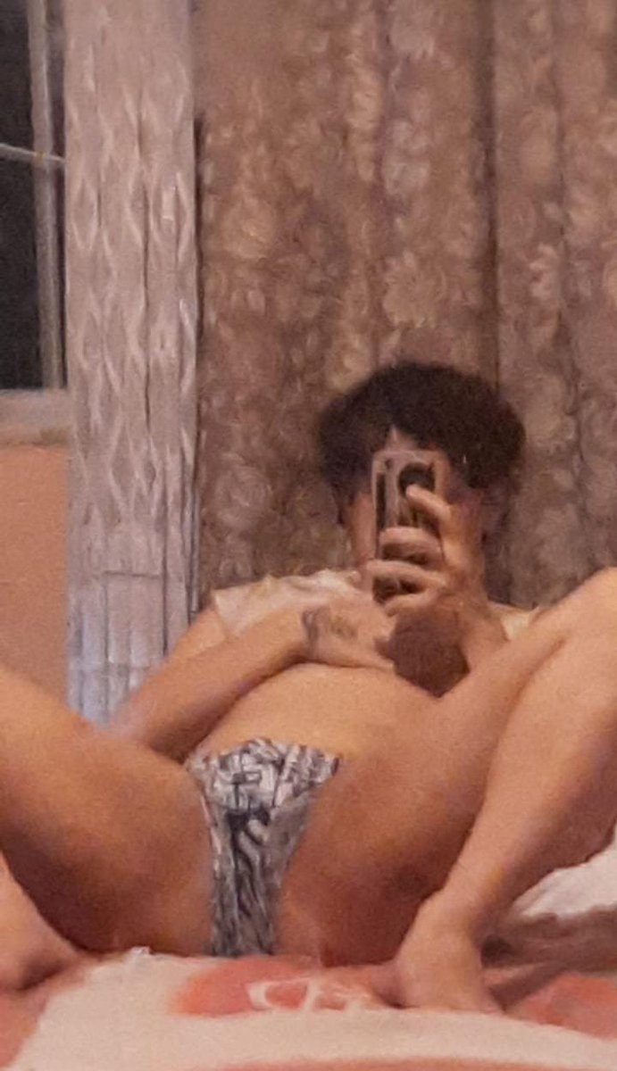 elangudang's tweet photo. "amas Elan então você eh uma cachorra safada? 🫪🤨🤨"
1: esses sao literalmente meus pijamas de rotina, todo amigo irl meu que já dormiu comigo no mesmo lugar viu porque eh so uma blusa e cueca BBS
2: quem nao dormiu tbm, porque tá no insta, e se nao baniu eh porque tá ok amou?rs https://t.co/MlhtdNChq4