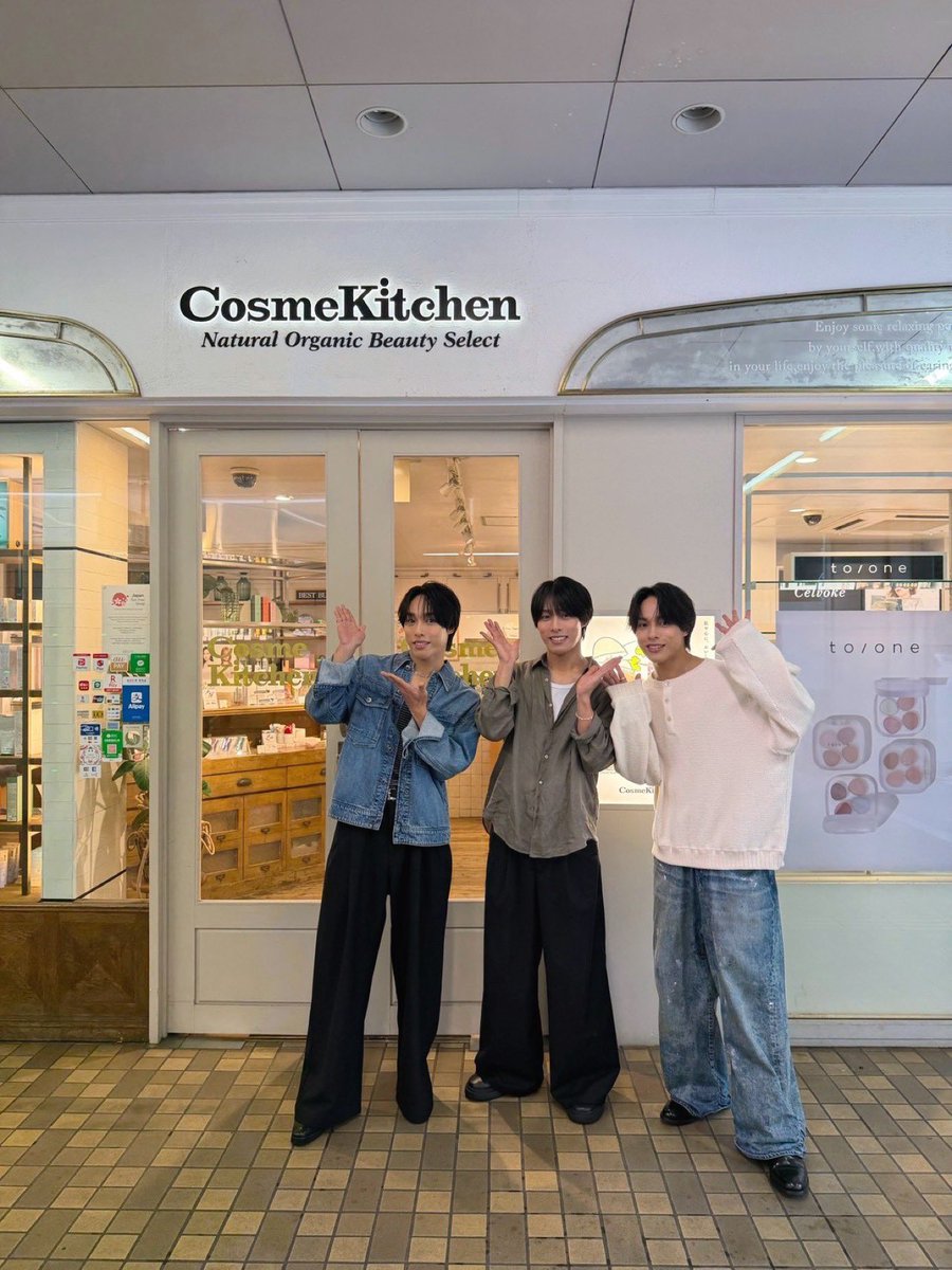 ahy_triplets's tweet photo. Cosme Kitchenさんとのインスタライブ✨
ご覧いただいた皆さん、ありがとうございました😊
一緒にインナーケアを楽しみながら、元気に秋を過ごしましょう!🍂
僕たちが紹介したアイテムも、ぜひチェックしてみてね👀✨
@cosmekitchen
@Biople_official
#佐藤三兄弟 #cosmekitchen #biople https://t.co/miekRM0WsO