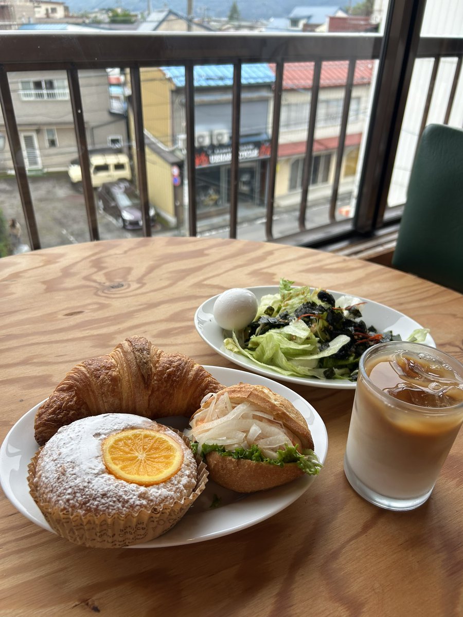 ekkunousama's tweet photo. 2日目に泊まったのはここ。
朝は1916年創業の太養パンでパンを買って、コンビニでサラダとゆでたまごを買って、宿でコーヒーを淹れて食べた。
雨予報で着替えもないから、諏訪湖自転車一周は諦めて、さて何をしようかと考える朝。 https://t.co/2pi52He99Z