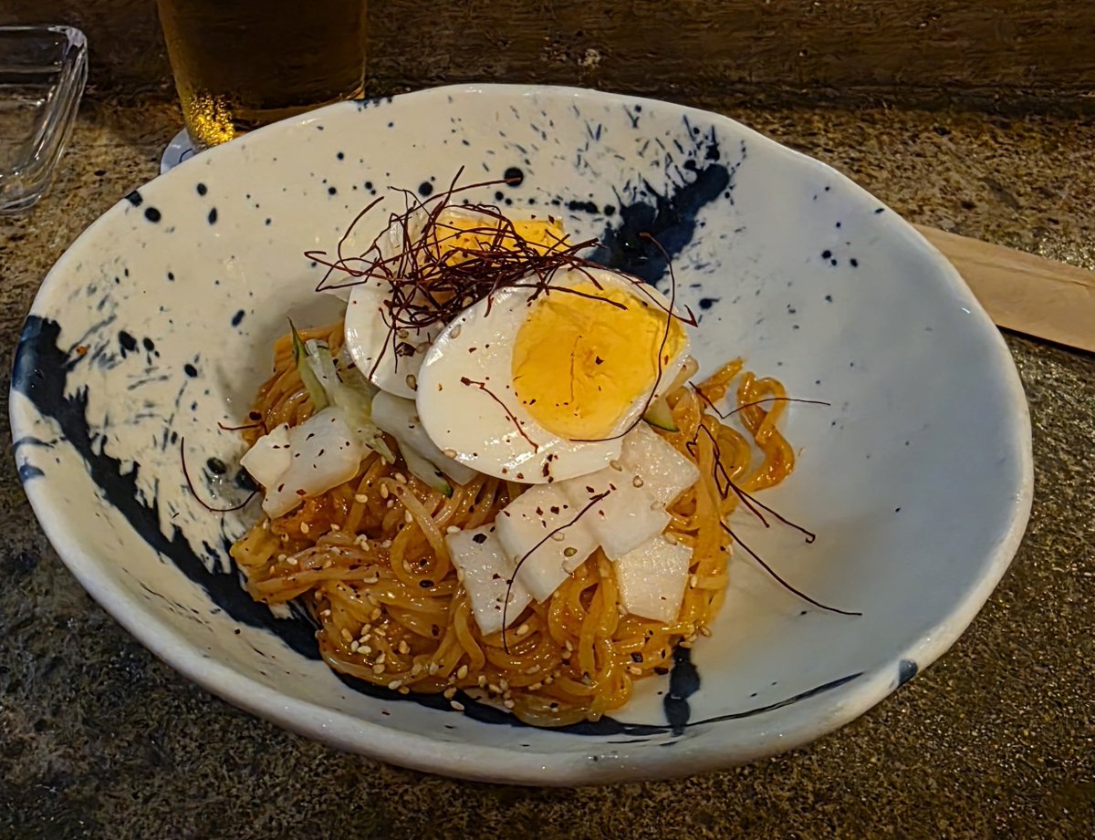 lovenamabeer's tweet photo. 番外編 #酒場TQ(ターコイズ) 特製ビビン麺
もちもちの麺に辛さがビシッと効いて、ある意味韓国汁無しラーメン的な。
お店は犬もOKです。飼い主さん、ぜひいかが？ https://t.co/kUxIp9uA2A