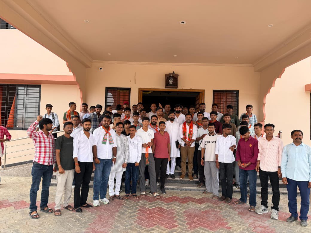 BJYMinRaj's tweet photo. बाड़मेर में ‘वडनगर से वाराणसी एवं वाराणसी से वडनगर’ सेवा संकल्प बाइक यात्रा की तैयारियों को लेकर युवा मोर्चा की बैठक आयोजित हुई। 

बैठक में यात्रा के सफल एवं सुव्यवस्थित आयोजन को लेकर आवश्यक दिशा-निर्देश एवं व्यवस्थाओं पर चर्चा की गई।

इस अवसर पर युवा मोर्चा प्रदेश मंत्री श्री धीरज गौतम ने बैठक को संबोधित किया। 

साथ ही भाजपा विधानसभा प्रत्याशी श्री दीपक कड़वासरा, भाजपा जिला मंत्री श्री ईश्वर नवल, युवा मोर्चा जिला अध्यक्ष श्री महेंद्र राजपुरोहित, जिला महामंत्री श्री देवराज सारण, जिला मंत्री श्री स्वरूप सिंह सुंदरा सहित युवा मोर्चा के कार्यकर्ता उपस्थित रहे।

@blsanthosh