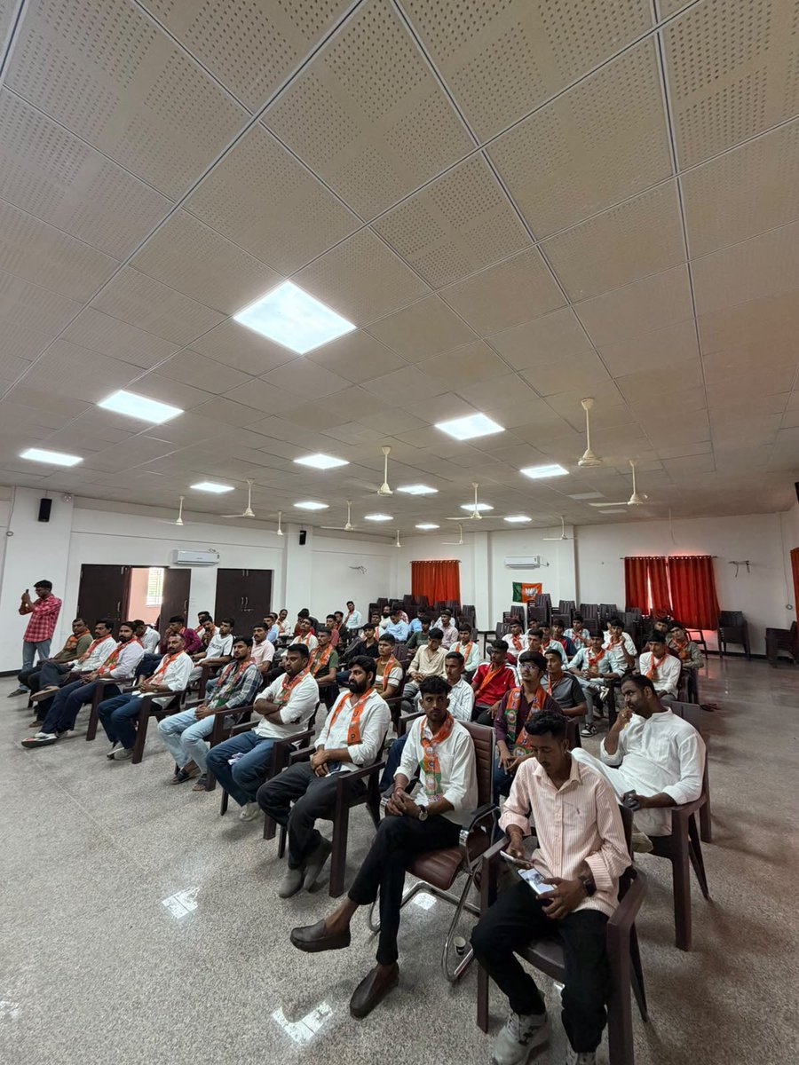 BJYMinRaj's tweet photo. बाड़मेर में ‘वडनगर से वाराणसी एवं वाराणसी से वडनगर’ सेवा संकल्प बाइक यात्रा की तैयारियों को लेकर युवा मोर्चा की बैठक आयोजित हुई। 

बैठक में यात्रा के सफल एवं सुव्यवस्थित आयोजन को लेकर आवश्यक दिशा-निर्देश एवं व्यवस्थाओं पर चर्चा की गई।

इस अवसर पर युवा मोर्चा प्रदेश मंत्री श्री धीरज गौतम ने बैठक को संबोधित किया। 

साथ ही भाजपा विधानसभा प्रत्याशी श्री दीपक कड़वासरा, भाजपा जिला मंत्री श्री ईश्वर नवल, युवा मोर्चा जिला अध्यक्ष श्री महेंद्र राजपुरोहित, जिला महामंत्री श्री देवराज सारण, जिला मंत्री श्री स्वरूप सिंह सुंदरा सहित युवा मोर्चा के कार्यकर्ता उपस्थित रहे।

@blsanthosh