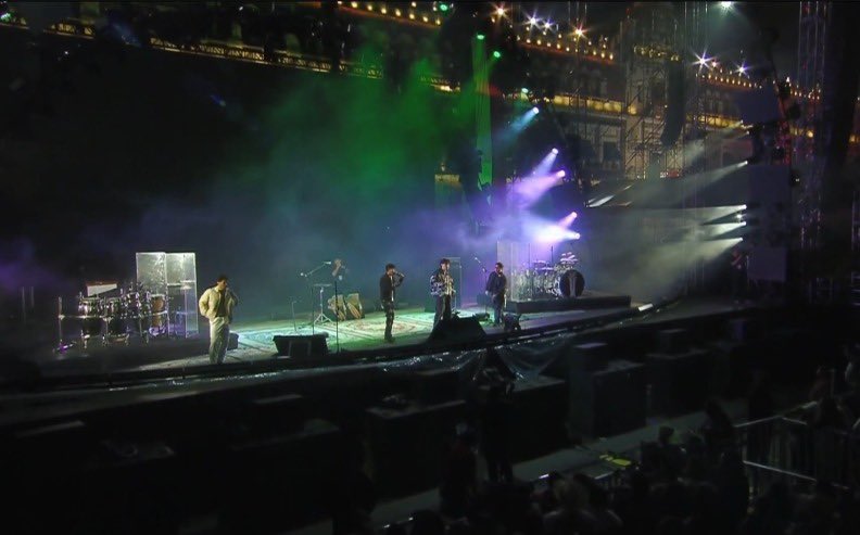rosaicela_'s tweet photo. Esta noche, un #Zócalo repleto entona canciones del regional mexicano previo al #GritoDeIndependencia que dará nuestra Presidenta @Claudiashein. 🇲🇽🎤👏🏽👏🏽 https://t.co/Bz5QwinheK
