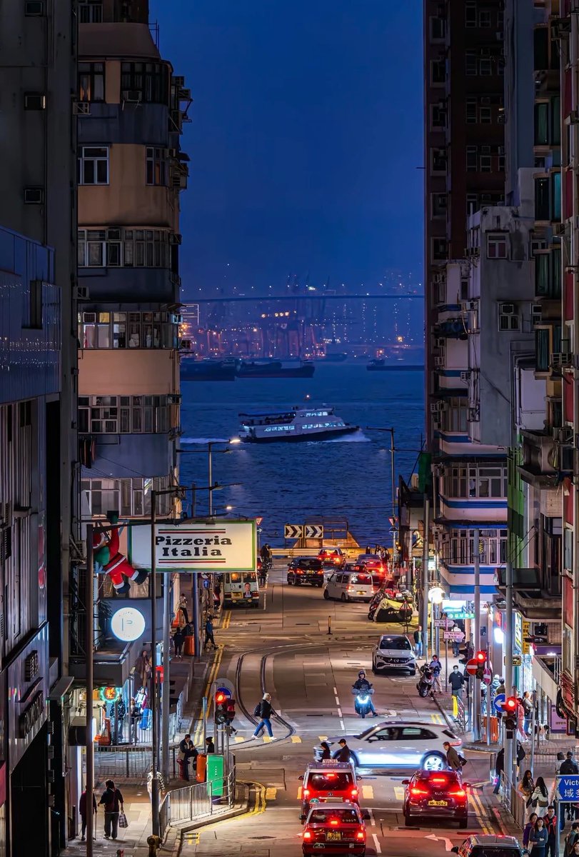 HayudK19045's tweet photo. 🇭🇰香港｜夜晚的維多利亞港太美啦🌊
#電影裡的城市 #壁紙無浮水印 #風景壁紙 #高級氛圍感壁紙 #城市氛圍感 #我夢想中的城市 #繁華都市霓虹 #短片素材 #城市夜景影片素材 #朋友圈素材 https://t.co/H3LlwIDQ2B