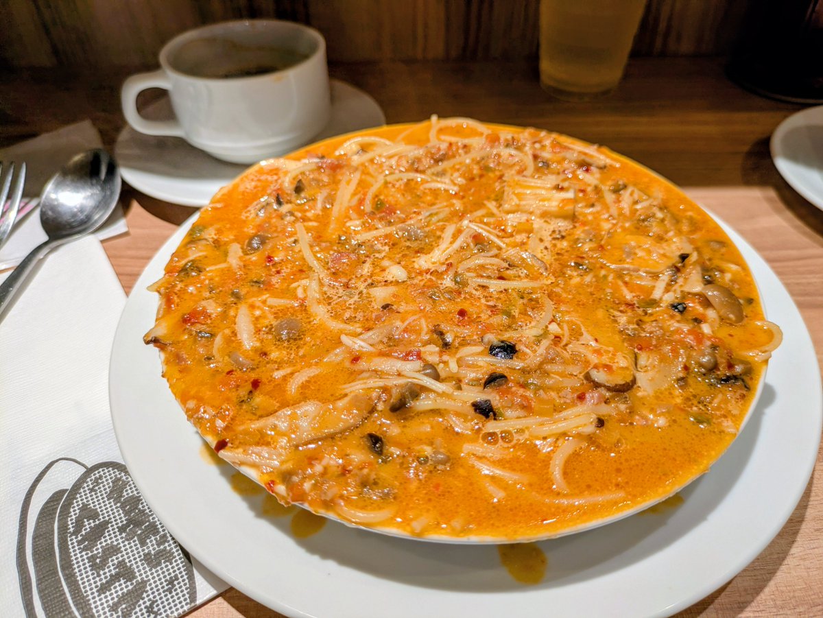 sora_1956's tweet photo. 雨降りの今日のランチは、最近人気の「絶望のスパゲティ」HOME's PASTAに来ました。
ミートソースにニンニクと唐辛子、ベーコンやキノコなど入っていて食べ応えあり。🍝
今日も美味しかった。🤗
しかしながら…店内は女性率98%、高齢者率0.5%な感じ！🧍
熱っち！🔥 https://t.co/HfrEOcYntJ