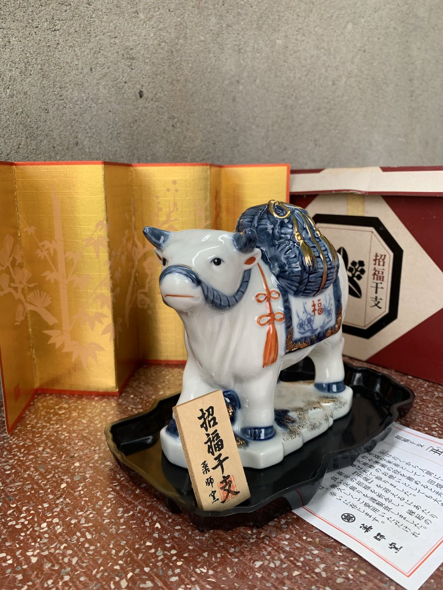 haoecodecor's tweet photo. Just listed this beautiful vintage Japanese Zodiac Ox/Cow figurine by the famous Yakushigama kiln! 🇯🇵✨
Crafted in high-quality glossy Sometsuke (Blue & White) porcelain, this powerful standing ox carries a heavy load of wealth & fortune on its back. Comes as a FULL SET with the golden screen, wooden plaque, black base, and original box.
⚠️ Note for collectors: While the porcelain figurine is in pristine condition, the back of the vintage folding paper screen shows some natural aging spots due to its history (swipe to see photos). Perfect rustic charm for Asian decor lovers!
👇 Grab this authentic piece of Japanese craftsmanship here:👇