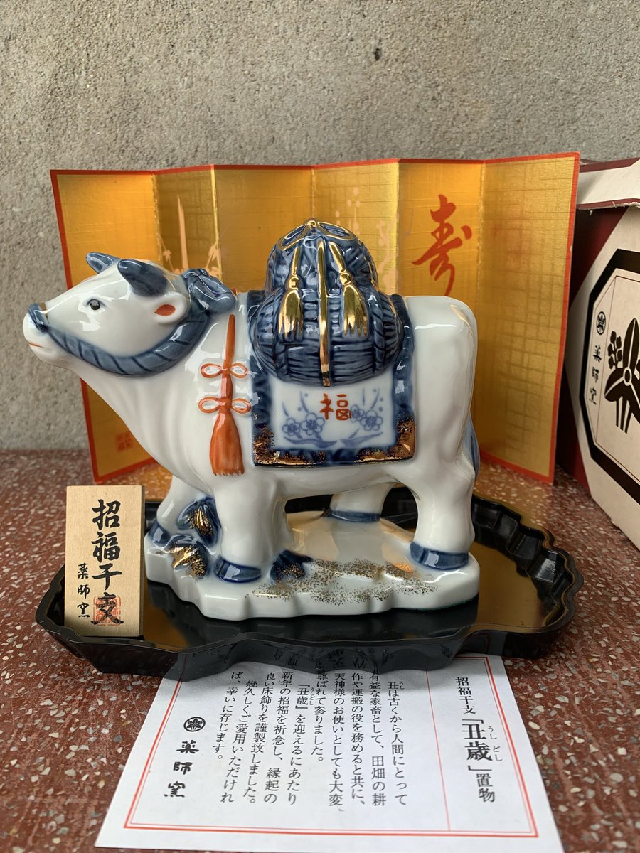 haoecodecor's tweet photo. Just listed this beautiful vintage Japanese Zodiac Ox/Cow figurine by the famous Yakushigama kiln! 🇯🇵✨
Crafted in high-quality glossy Sometsuke (Blue & White) porcelain, this powerful standing ox carries a heavy load of wealth & fortune on its back. Comes as a FULL SET with the golden screen, wooden plaque, black base, and original box.
⚠️ Note for collectors: While the porcelain figurine is in pristine condition, the back of the vintage folding paper screen shows some natural aging spots due to its history (swipe to see photos). Perfect rustic charm for Asian decor lovers!
👇 Grab this authentic piece of Japanese craftsmanship here:👇