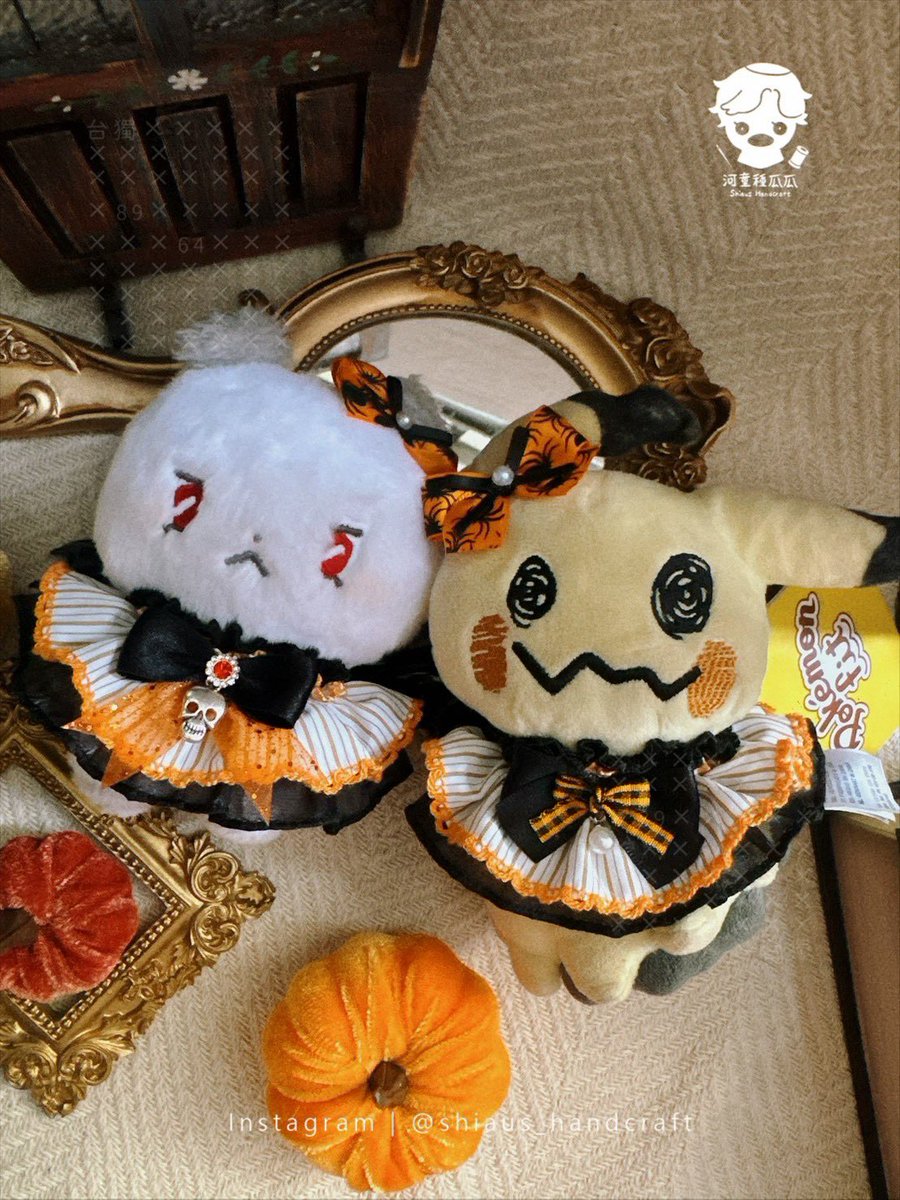 shiaus_handmade's tweet photo. ✨新品展示✨
頸飾小娃衣《萬聖花》

以萬聖節的經典配色，搭上橘色條紋小裙擺，俏皮的裝飾，加上一點惡魔的小氣息，看起來像糖果一樣可愛！好像隨時準備偷偷搗蛋的模樣//

•┈┈┈┈┈┈୨୧┈┈┈┈┈┈•

色系（共2款）
✧ 惡魔糖
✧ 南瓜糖
*頭飾需另購
🔽 https://t.co/B7MjjIKwAY