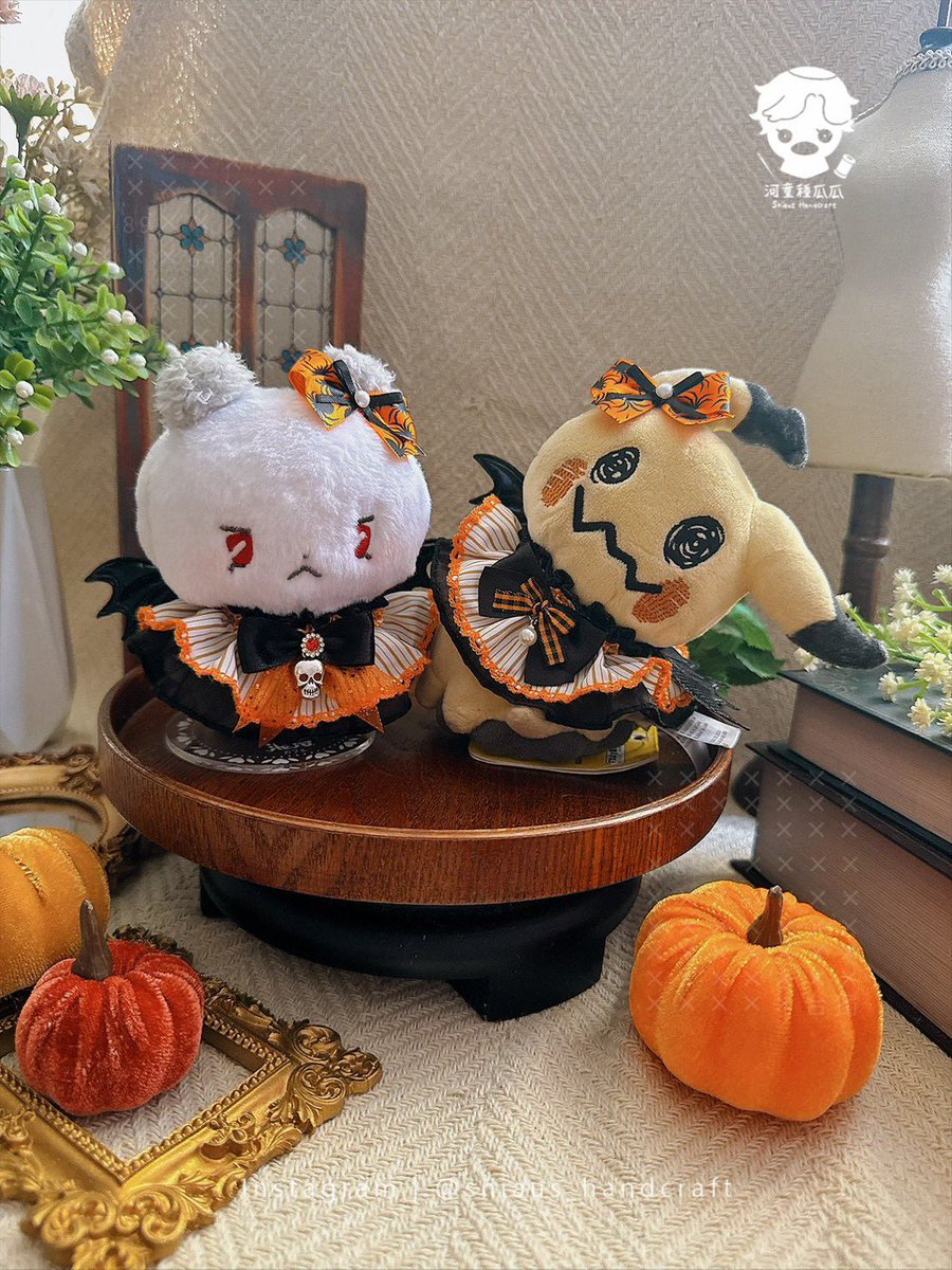 shiaus_handmade's tweet photo. ✨新品展示✨
頸飾小娃衣《萬聖花》

以萬聖節的經典配色，搭上橘色條紋小裙擺，俏皮的裝飾，加上一點惡魔的小氣息，看起來像糖果一樣可愛！好像隨時準備偷偷搗蛋的模樣//

•┈┈┈┈┈┈୨୧┈┈┈┈┈┈•

色系（共2款）
✧ 惡魔糖
✧ 南瓜糖
*頭飾需另購
🔽 https://t.co/B7MjjIKwAY