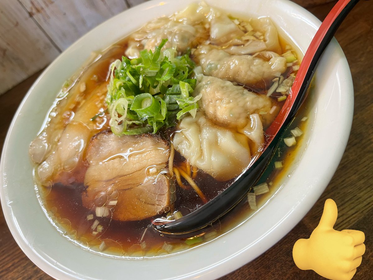 GRN_gurume0's tweet photo. 今日のお昼は〜。
#カリフォルニア のラーメン‼️

#チャーシュー肉ワンタンそば（黒）
2種のチャーシュー＋ワンタン
ツルツルモチモチで美味かった〜。
今日は醤油の気分だったんだよね〜☺️
人気店は12時回ったら即満席🈵待ち待ち待ち。
#パチ屋店員の休日
#ゴールドラッシュ南郷通店
#グルメじじ https://t.co/14e4eEgJJ7
