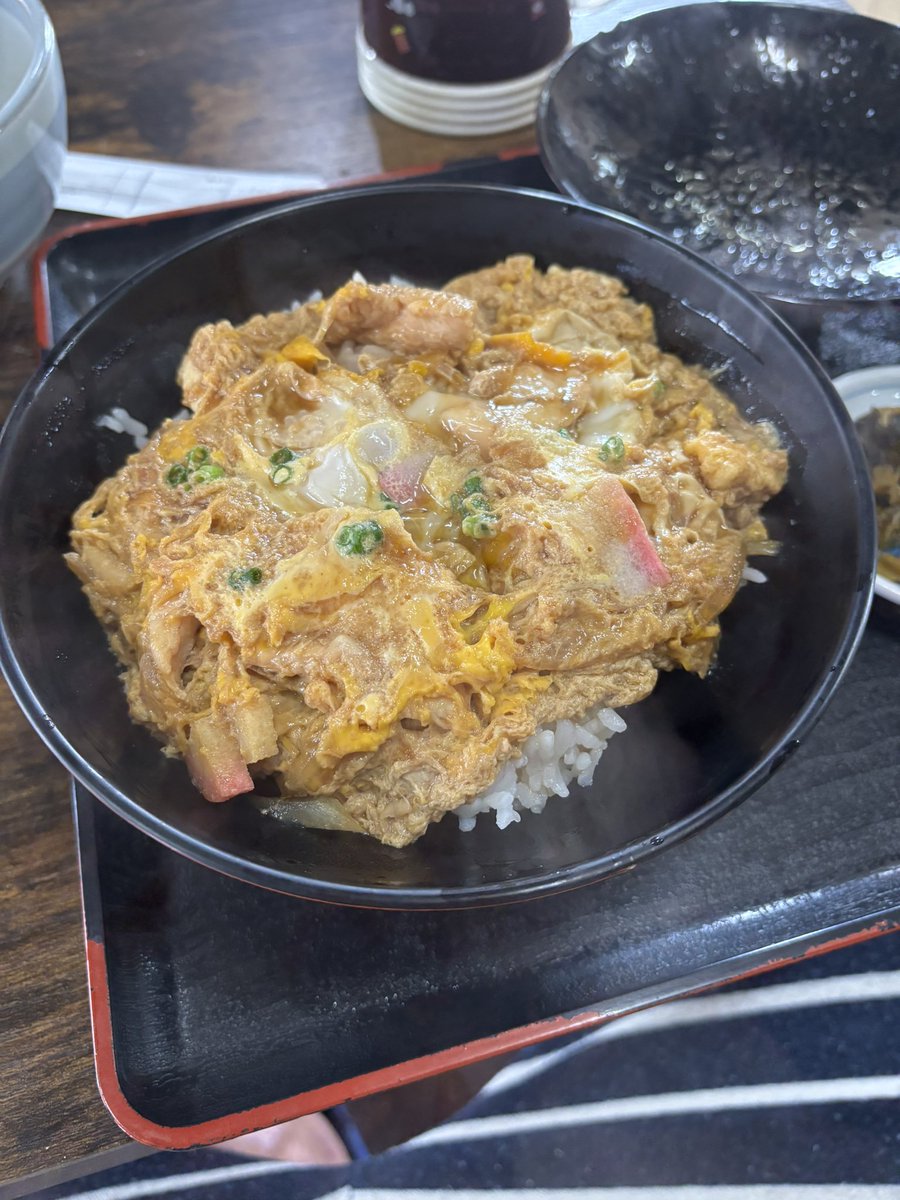 waruru1123's tweet photo. 見た目古い明らかに昔からある
外見のご飯屋さんに入ってメニューをみる。
値段をみて驚愕した。
このご時世にこの値段、日替わりメニュー至っては600円。
追加で親子丼まで行ってしまった…。
これで1480円って…
じいちゃんばあちゃん、必ずまた来ます！味噌汁めっちゃ美味かった！(’ω’`) https://t.co/FBKp8IsEH7