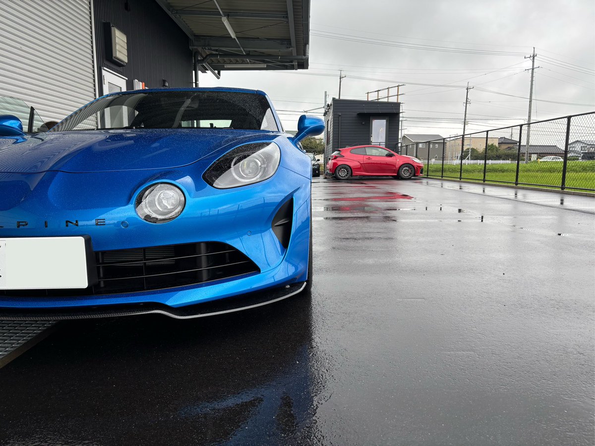 YUG_A110gts's tweet photo. フルバケつけようと思ってショップへ。
A110後期へのRSS取付例が全国で初めてのようで、RECAROの人も取付立ち会うことに…

皆さん自分で取り付けているのかと思いますが、メーカーにとっては貴重なサンプルになるのかな？ https://t.co/yKS37Wkcau