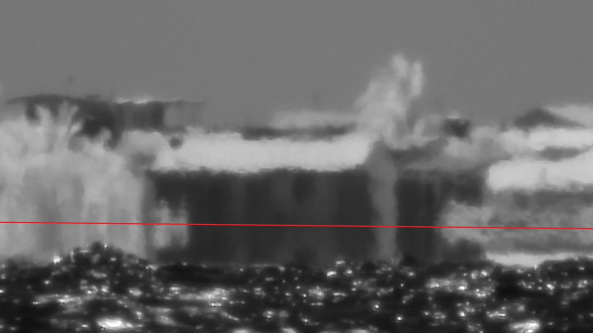 0zflerf's tweet photo. South End Curtis Island.
11.08km away,0.9m lens height
0.02° angular resolution limit = 3.86m
AR limit above horizon filled with inversion of greater angle above.
Foreground swell rising above horizon hiding what's behind at an upward angle.
3.66km globe horizon = easily wrecked https://t.co/2xnSXuDQGg