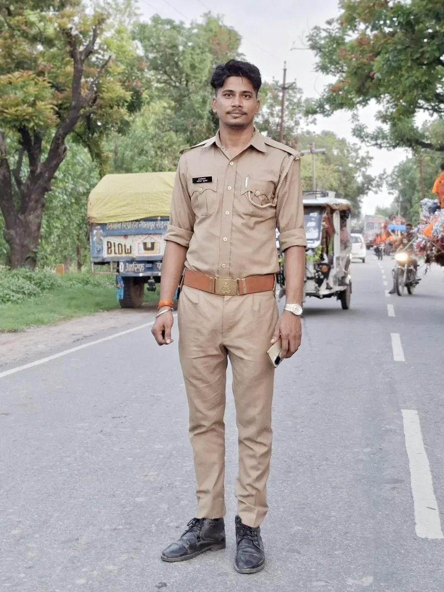 news21national's tweet photo. रामपुर में सड़क हादसे में सिपाही सचिन की दर्दनाक मौत, अज्ञात वाहन ने मारी टक्कर
#Rampur #RampurNews #RoadAccident #PoliceNews #SachinKumar #Amroha #Milak #BreakingNews #LatestNews #HindiNews #News21 #News21National @rampurpolice @Uppolice https://t.co/pk3pQJwJmj