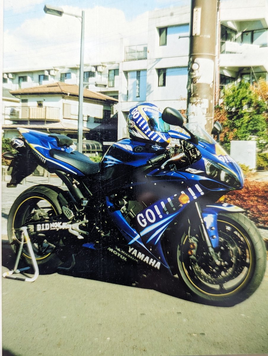 shimoman7749's tweet photo. 団地の隣の駐輪場、
いつもバイクカバーかかってるの250cc位だと思ってたら、
僕も過去に乗ってたアップマフラーのR1だった…
若いオーナーさん？サイドスタンド支点で向き変えしてたから扱い慣れてる様子でした…
…次回見かけたら勇気出して話しかけたいです…😉🏍️

…20年前の懐かしい写真です… https://t.co/Txb2Joh17d