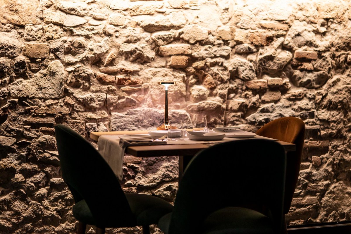 stellarobertsm0's tweet photo. Casa Amalia is divided into two distinct spaces, each designed around a different location and dining experience. The ground floor offers quicker meals and shorter stays, while the first floor provides a more leisurely experience with a refined https://t.co/9vZ3gtYunq