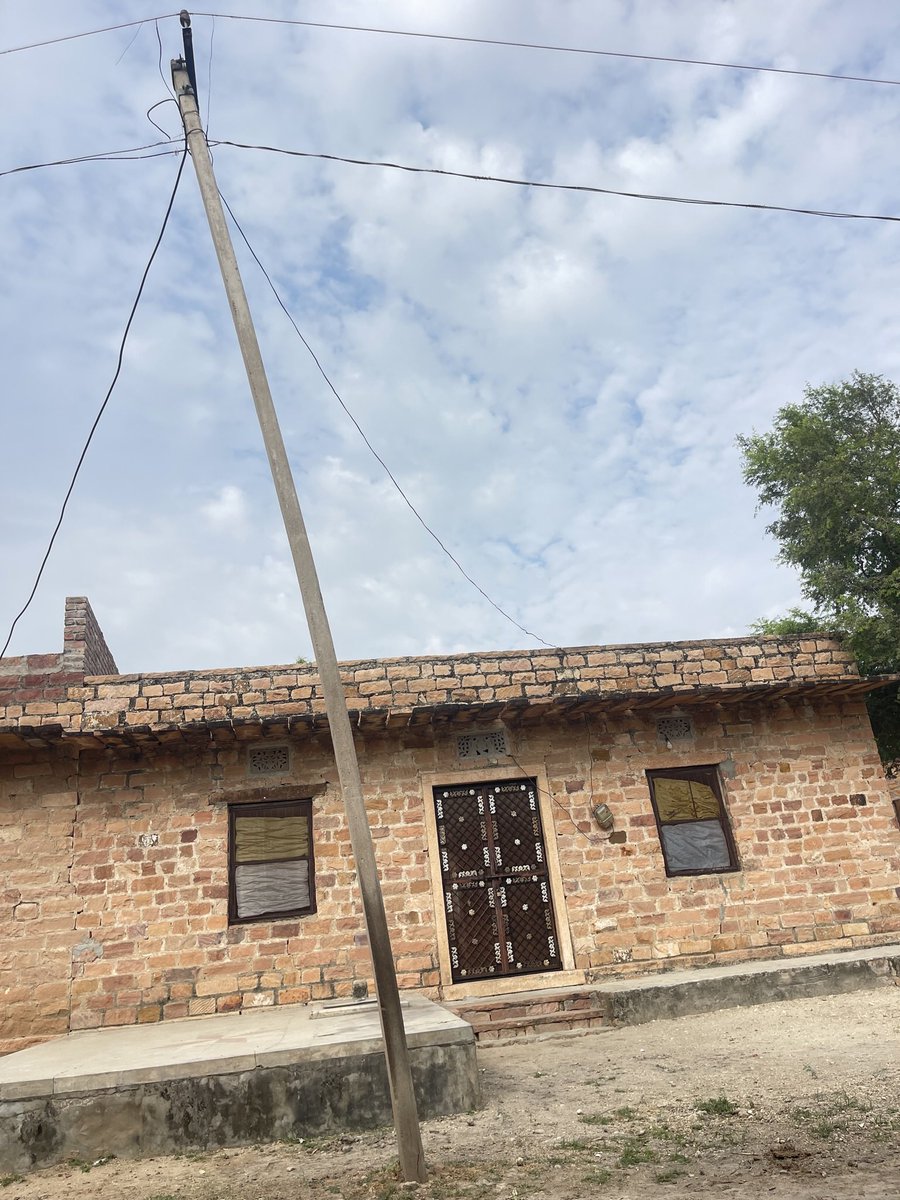 sumersajara92's tweet photo. @JanSamadhaan गांव नया सजाड़ा तहसील लूणी,जोधपुर में जाटो के बास गली में एक विद्युत पोल झुका हुआ और जर्ज़र हालत में है जिससे कभी भी हादसा हो सकता है तथा जानहानि हों सकती हैं स्थानीय घरों,आवागमन करने वाले लोगों के लिए यह गंभीर सुरक्षा जोखिम बना हुआ है कृपया संज्ञान लें @ccc_jdvvnl https://t.co/KLaRp5qyEZ