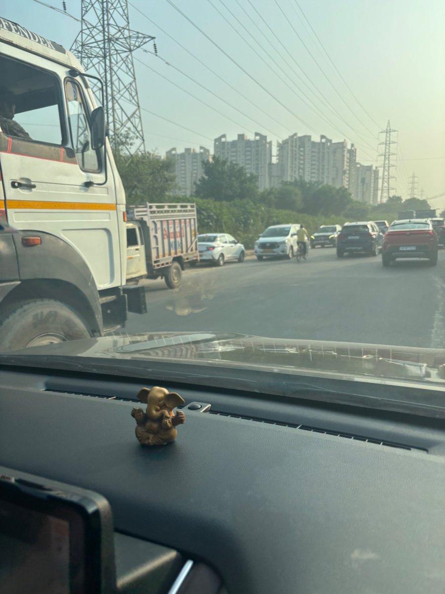 CoachAjayK's tweet photo. @TrafficGGM @CPCB_OFFICIAL @kaulshalini @vinu261285 @DC_Gurugram @GauriSarin @CAQM_Official Unfortunately, the challenge is ongoing on Golf course Extension Road…. As of today…
1. Trucks in all three lanes
2. Wrong side vehicle movement (DPS International)
3. Xavier crossing consumes at least 15 mins to cross https://t.co/ZlUs9QkBVK