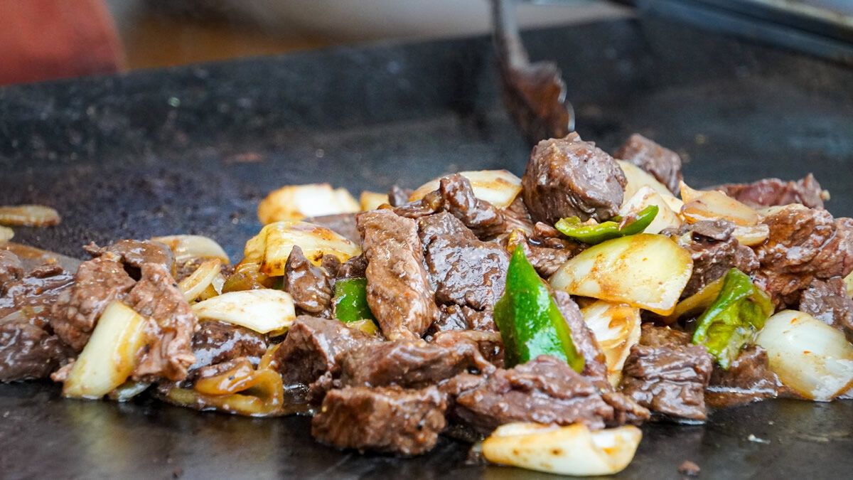 event_checker's tweet photo. 川崎のうまいものが大集合🍴

「川崎夜市」開催

地元の名店が集う
「ソウルフード屋台」は3日間
飲食店を巡る「川崎バル祭り」は8日間開催

東京でも横浜でもない
川崎特有の"雑多でディープな食文化"が楽しめます🍺

📅 10/23(金)-11/1(日)
📍 JR川崎駅東口一帯

→ https://t.co/ezGSzJ4lIV https://t.co/3WhgzvXjrO