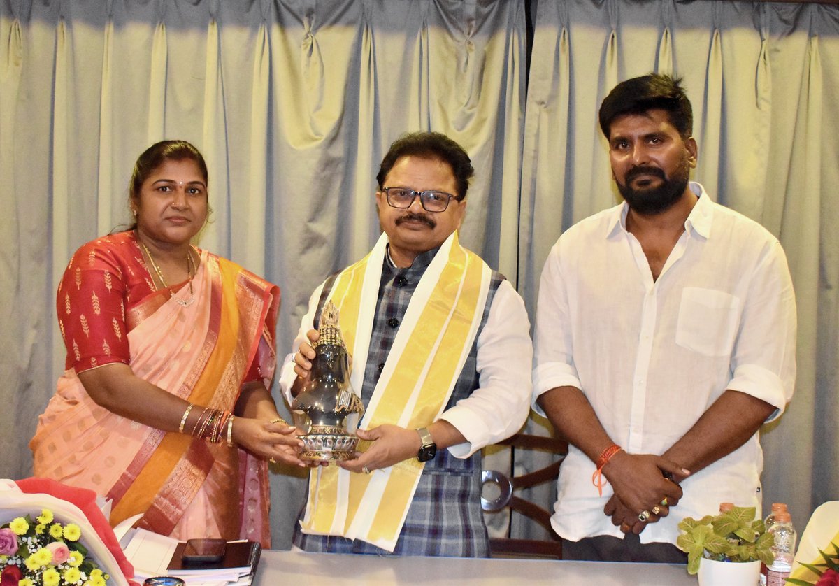 GunukulaKishore's tweet photo. నెల్లూరు పార్లమెంటరీ ఎన్నికల సమన్వయ సమావేశం

నెల్లూరులోని మినర్వా గ్రాండ్‌లో ఎన్నికల సమన్వయ సమావేశం నిమిత్తం హాజరైన నెల్లూరు పార్లమెంటరీ ఎన్నికల సమన్వయ కమిటీ కోఆర్డినేటర్ శ్రీ @TSivasankararao గారిని @JanaSenaParty , నెల్లూరు ఏఎంసీ డైరెక్టర్ శ్రీమతి విజయలక్ష్మి గునుకుల గారు మర్యాదపూర్వకంగా కలిసి, 16వ డివిజన్‌లో తాను నిర్వహించిన ప్రజా సేవా కార్యక్రమాలు, పార్టీ కార్యక్రమాల వివరాలను సమర్పించారు.

ఈ సందర్భంగా పార్టీ బలోపేతానికి సంబంధించి అవసరమైన బాధ్యతలు, కార్యక్రమాలను సమర్థవంతంగా నిర్వహించేందుకు ఎల్లప్పుడూ సిద్ధంగా ఉంటామని తెలిపారు.

ఈ కార్యక్రమంలో కిషోర్ గునుకుల, బాలు తదితరులు పాల్గొన్నారు.

@PawanKalyan @APDeputyCMO
@JSPShatagniTeam 

#VijayalakshmiGunukula #KishoreGunukula #PawanKalyan #Nellorecity #Andhrapradesh