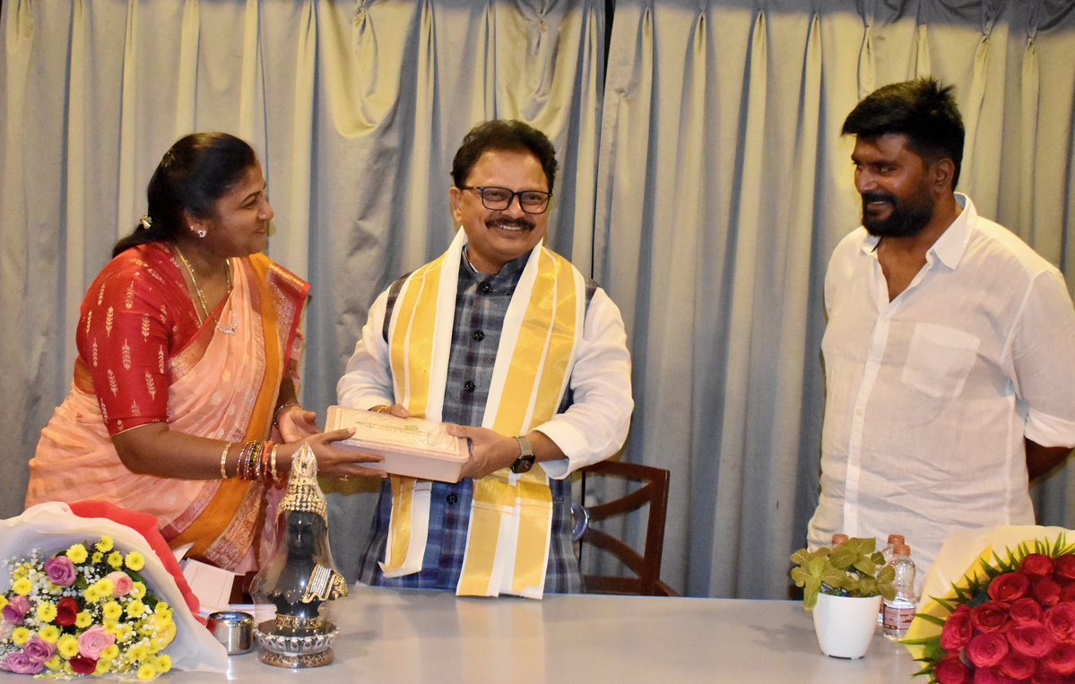 GunukulaKishore's tweet photo. నెల్లూరు పార్లమెంటరీ ఎన్నికల సమన్వయ సమావేశం

నెల్లూరులోని మినర్వా గ్రాండ్‌లో ఎన్నికల సమన్వయ సమావేశం నిమిత్తం హాజరైన నెల్లూరు పార్లమెంటరీ ఎన్నికల సమన్వయ కమిటీ కోఆర్డినేటర్ శ్రీ @TSivasankararao గారిని @JanaSenaParty , నెల్లూరు ఏఎంసీ డైరెక్టర్ శ్రీమతి విజయలక్ష్మి గునుకుల గారు మర్యాదపూర్వకంగా కలిసి, 16వ డివిజన్‌లో తాను నిర్వహించిన ప్రజా సేవా కార్యక్రమాలు, పార్టీ కార్యక్రమాల వివరాలను సమర్పించారు.

ఈ సందర్భంగా పార్టీ బలోపేతానికి సంబంధించి అవసరమైన బాధ్యతలు, కార్యక్రమాలను సమర్థవంతంగా నిర్వహించేందుకు ఎల్లప్పుడూ సిద్ధంగా ఉంటామని తెలిపారు.

ఈ కార్యక్రమంలో కిషోర్ గునుకుల, బాలు తదితరులు పాల్గొన్నారు.

@PawanKalyan @APDeputyCMO
@JSPShatagniTeam 

#VijayalakshmiGunukula #KishoreGunukula #PawanKalyan #Nellorecity #Andhrapradesh