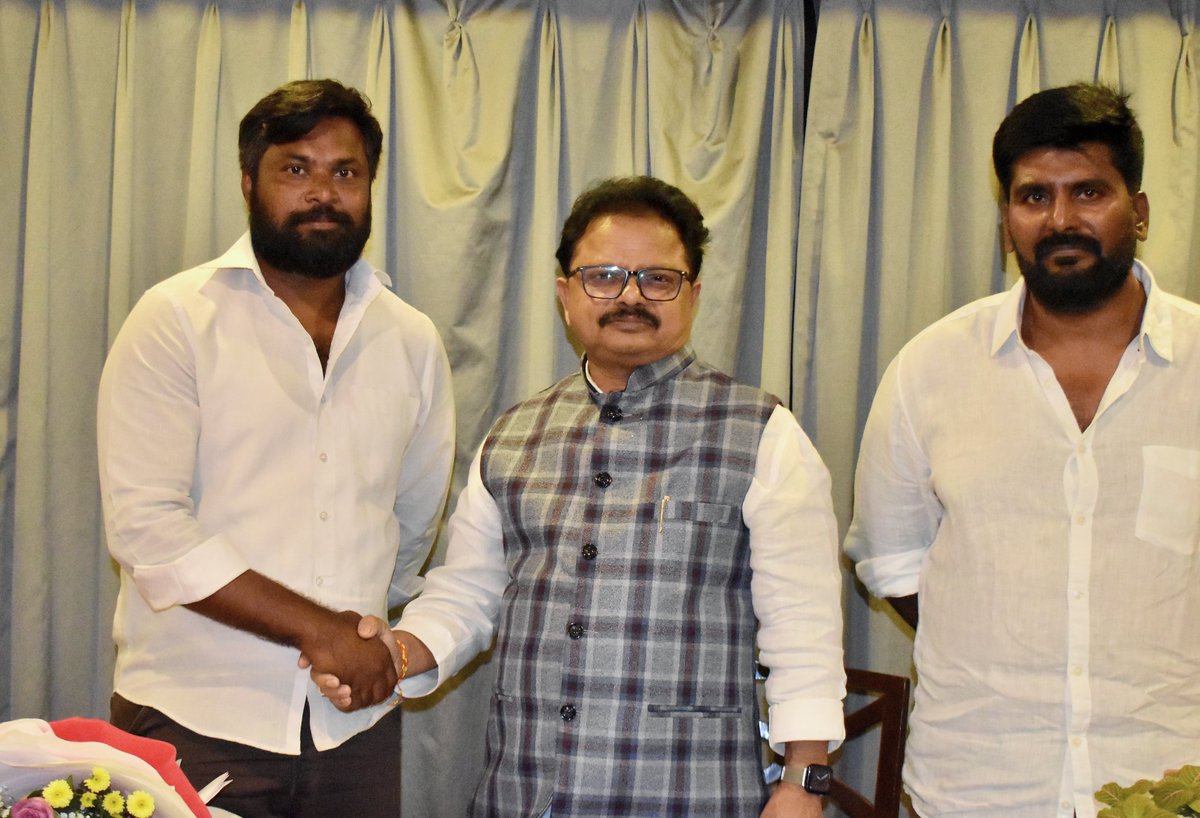 GunukulaKishore's tweet photo. నెల్లూరు పార్లమెంటరీ ఎన్నికల సమన్వయ సమావేశం

నెల్లూరులోని మినర్వా గ్రాండ్‌లో ఎన్నికల సమన్వయ సమావేశం నిమిత్తం హాజరైన నెల్లూరు పార్లమెంటరీ ఎన్నికల సమన్వయ కమిటీ కోఆర్డినేటర్ శ్రీ @TSivasankararao గారిని @JanaSenaParty , నెల్లూరు ఏఎంసీ డైరెక్టర్ శ్రీమతి విజయలక్ష్మి గునుకుల గారు మర్యాదపూర్వకంగా కలిసి, 16వ డివిజన్‌లో తాను నిర్వహించిన ప్రజా సేవా కార్యక్రమాలు, పార్టీ కార్యక్రమాల వివరాలను సమర్పించారు.

ఈ సందర్భంగా పార్టీ బలోపేతానికి సంబంధించి అవసరమైన బాధ్యతలు, కార్యక్రమాలను సమర్థవంతంగా నిర్వహించేందుకు ఎల్లప్పుడూ సిద్ధంగా ఉంటామని తెలిపారు.

ఈ కార్యక్రమంలో కిషోర్ గునుకుల, బాలు తదితరులు పాల్గొన్నారు.

@PawanKalyan @APDeputyCMO
@JSPShatagniTeam 

#VijayalakshmiGunukula #KishoreGunukula #PawanKalyan #Nellorecity #Andhrapradesh