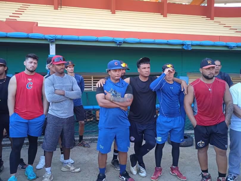 SuselyMorfaG's tweet photo. Intercambiamos con nuestro equipo de béisbol en el Estadio Augusto César Sandino, escuchamos sus inquietudes y compartimos nuestra confianza en su victoria. https://t.co/yDRiUKuEml