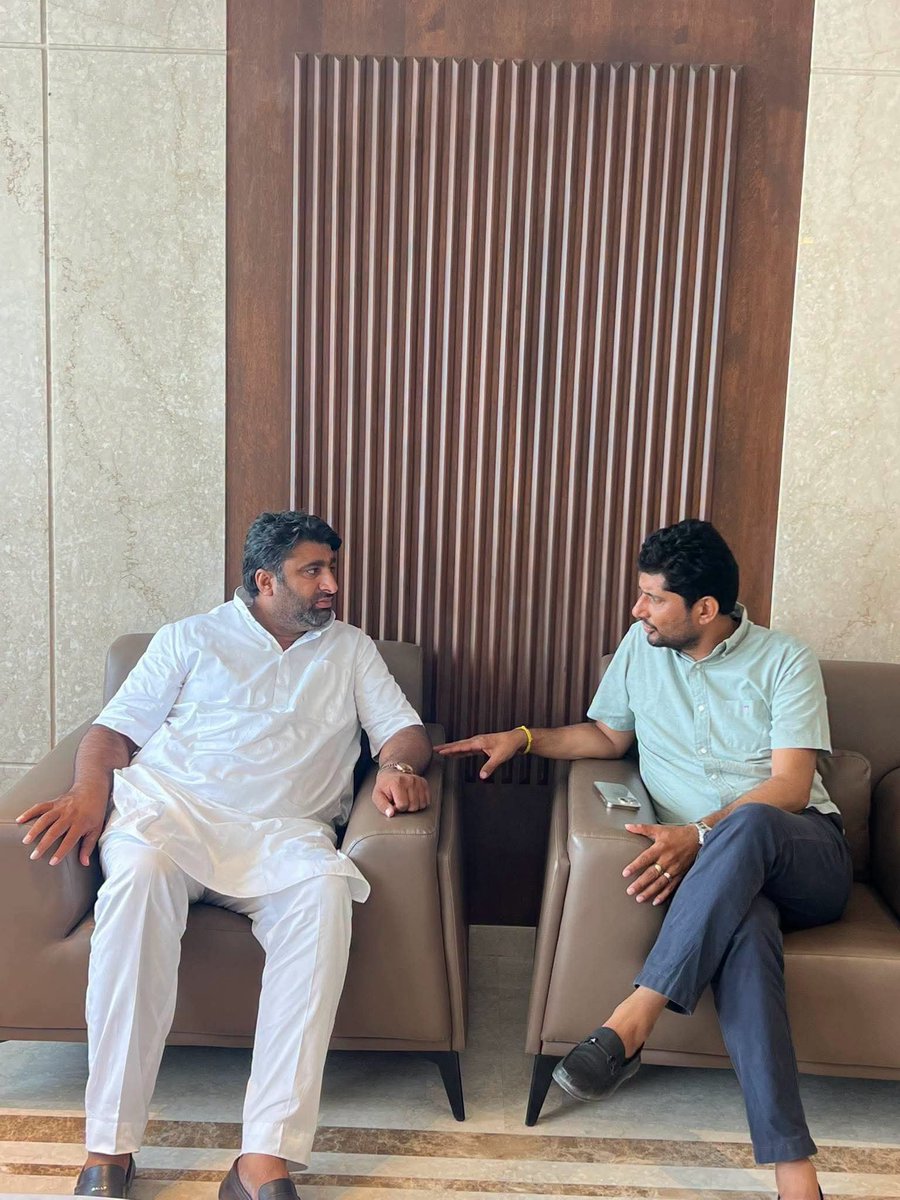 Sabir_jaisalmer's tweet photo. यह तस्वीर कांग्रेस के दो नवीन जिला अध्यक्ष की है

1 जैसलमेर जिला अध्यक्ष अमरदीन फकीर

2 बाड़मेर के जिला अध्यक्ष लक्ष्मण गोदारा

दोनों को एक ही जिम्मेदारी दी गई कांग्रेस को एक करना और मजबूत करना...!!

लेकिन उस पर पूरी तरीके से खरा कोई नहीं उतर पाया...!!

1 जैसलमेर जिला अध्यक्ष में फिर भी धरातल पर अच्छा काम किया और जैसलमेर में चल रही गुटबाजी को काफी हद तक सुधार किया...!!

नगर निकाय चुनाव में उनकी तरफ से एक ही चूक रही वह थी योग्य उम्मीदवारों को टिकट न देना...!!

2 बाड़मेर जिला अध्यक्ष लक्ष्मण गोदारा..!!
इनको संगठन में सबसे बड़ी जिम्मेदारी यही थी की आपको बाड़मेर में चल रहे गुटबाजी को खत्म करना 
लेकिन इन्होंने अपनी जिम्मेदारी को गैर जिम्मेदारी समझ का छोड़ दिया जिसका परिणाम आप सबके सामने है..!!

अभी भी सुधार करने में समय है बाड़मेर जिला अध्यक्ष को अगर यही गुटबाजी पंचायती राज चुनाव में खत्म नहीं कर पाए तो फिर बात कुछ और होगी...!

@Amardeenfakir  @LaxmanGodaraINC