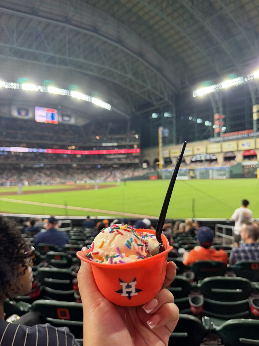_lexipedraza24's tweet photo. astros never lose with me being back home https://t.co/6mZaqQe9Tr