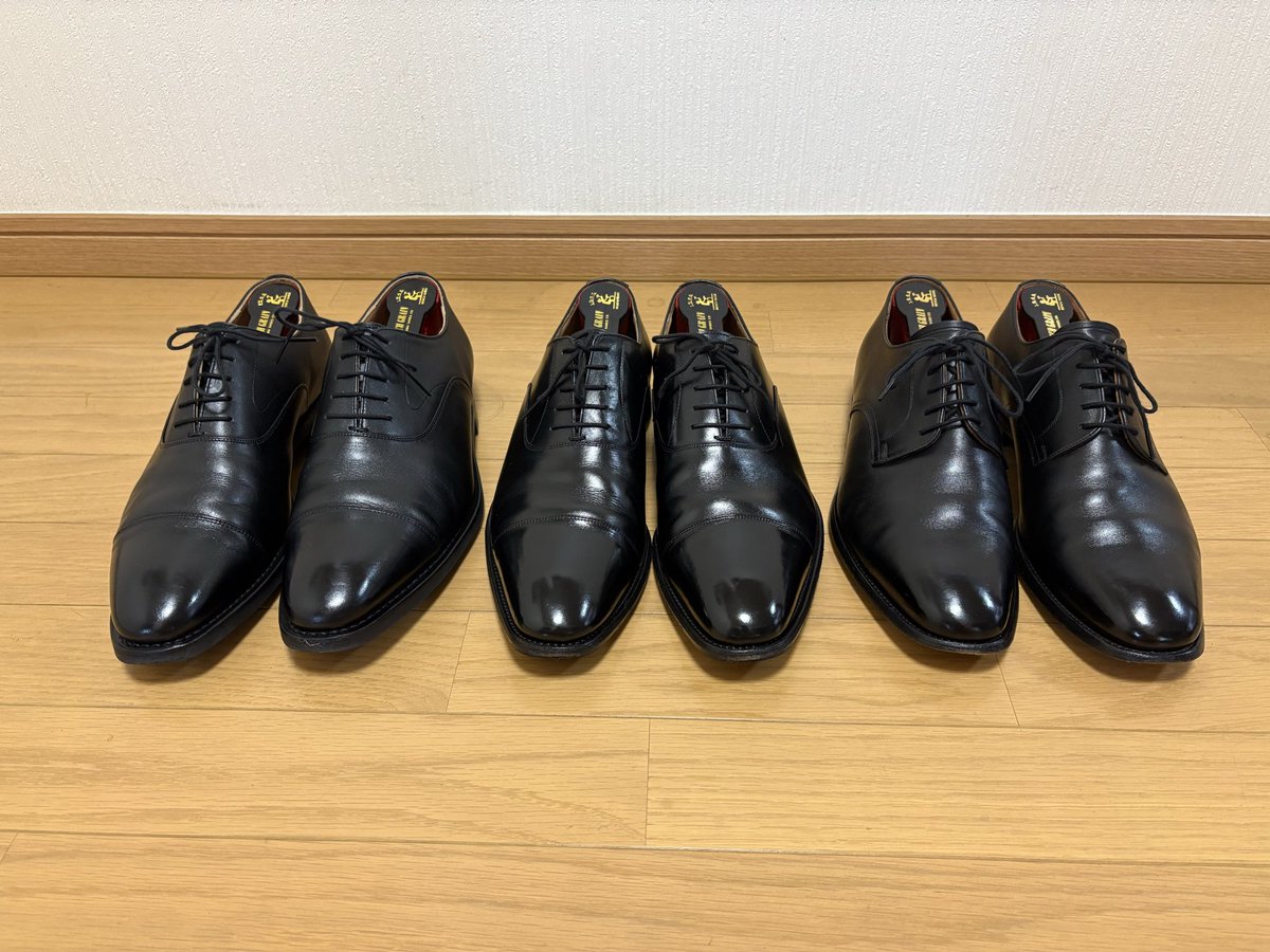 taka___2002's tweet photo. おはようございます。
今日は仕事アポ流れたので完全休日からのプレメンテ

相手方がどんな人であろうと対応できる革靴達🫡
いい革なのでビッカビカに光ってくれます✨
ここまで雨降るともう一足雨用欲しい https://t.co/0FU3Bk5oTq