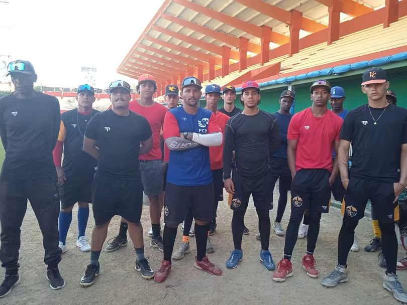 SuselyMorfaG's tweet photo. Intercambiamos con nuestro equipo de béisbol en el Estadio Augusto César Sandino, escuchamos sus inquietudes y compartimos nuestra confianza en su victoria. https://t.co/yDRiUKuEml