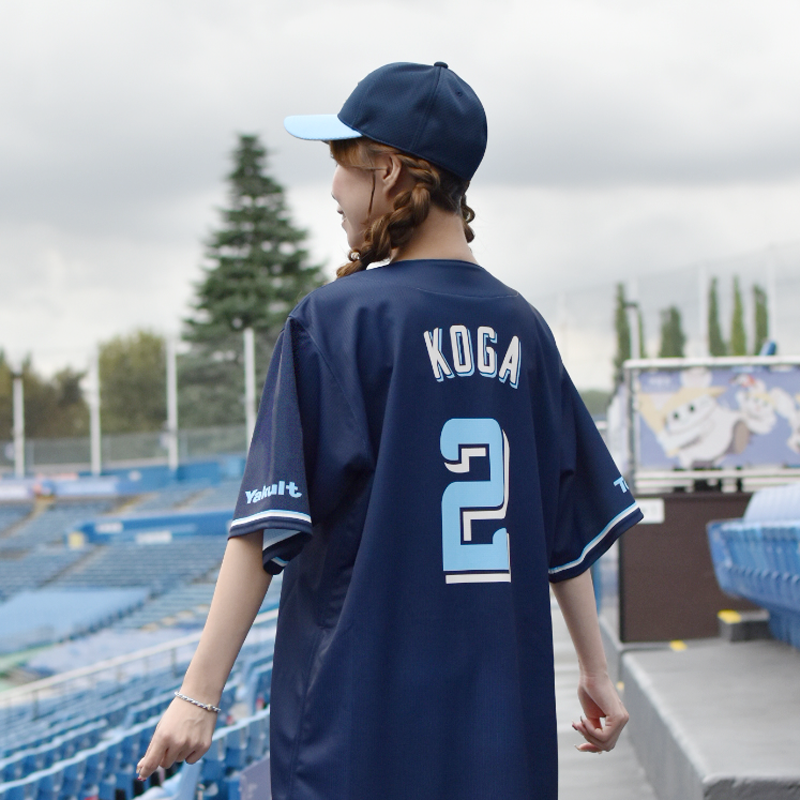 swallowspr's tweet photo. ／
2027年度 CREWユニホーム
デザイン公開⚾️✨
＼

公式ファンクラブ「Swallows CREW」2027年度のCREWユニホームデザインがついに公開！

毎年恒例の「Swallows CREW DAY」では、選手たちもファンの皆さまと同じユニホームを着用して戦います🔥

💡自動継続入会の方へ
お好きな選手やマスコットの背番号・背ネーム・胸番号がプリントされる「背番号オプション」は【9月19日（土）23:59】まで選択・変更可能です！お申込み忘れのないようご注意ください✍️
※一般入会の場合は、11月30日（月）23:59〆切です

🗓受付スケジュール
・自動継続入会：〜9月19日（土）23:59まで
・一般入会：9月30日（水）11:00〜

👇ユニホームデザインの詳細はこちらから！
https://t.co/9z5Wtn8Yh7
※CREWユニホームの特典はライト会員対象外です

#swallows #燕心全開 #スワクル2027