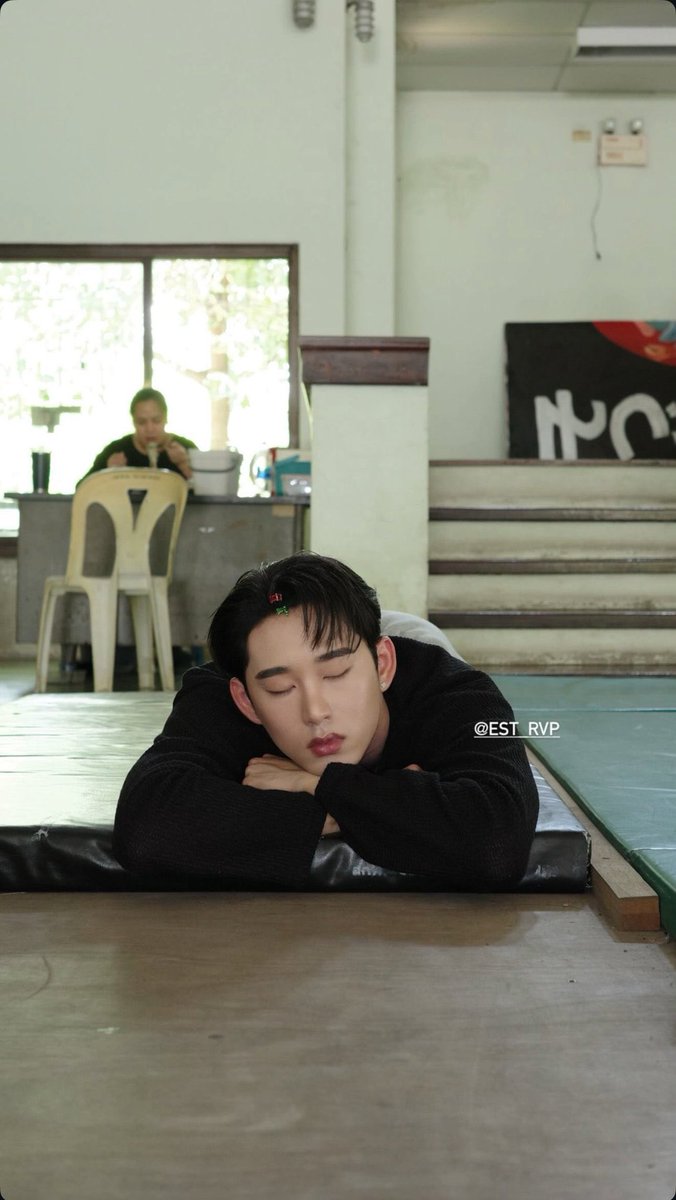 imnotblooming's tweet photo. น้องเอส จัดจ้านด้านการนอนในกองมาก ชีวิตไม่แน่นอน ไม่ต้องมีหมอน แต่นอนแน่ ๆ 🤧🤪 https://t.co/LBBINTer5p