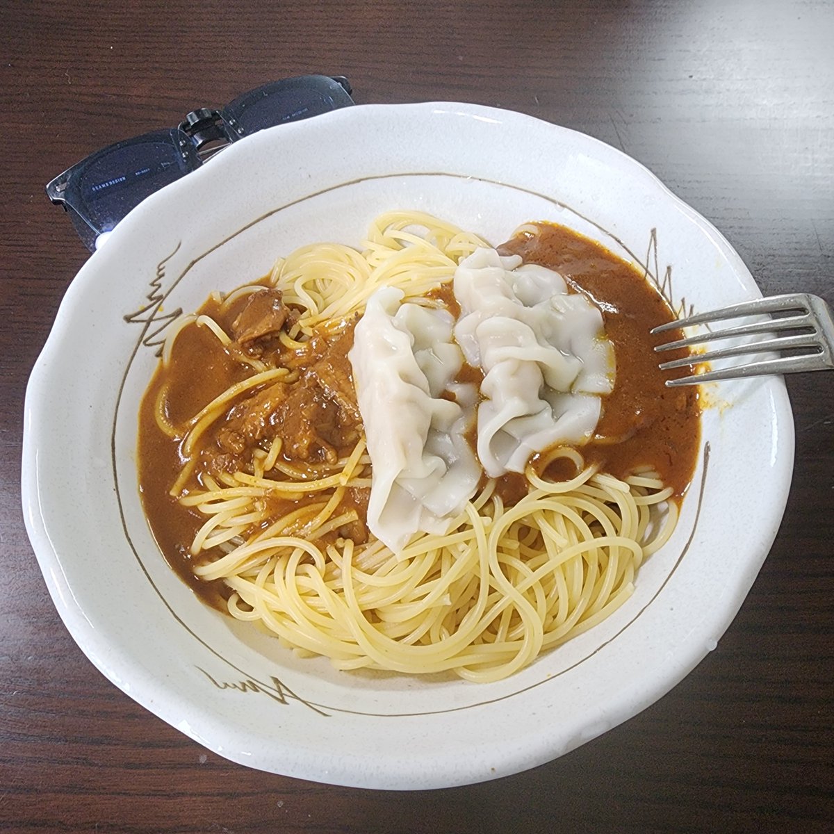 ou_fxt's tweet photo. 今日のHとJ
欧風ビーフパスタ餃子トッピング
ごはんよりは合うが
このカレー好みではない
今週でHの食料が切れる
どうする？
相場でも勝てない
どうする？🗿 https://t.co/cV7NsN9J4k