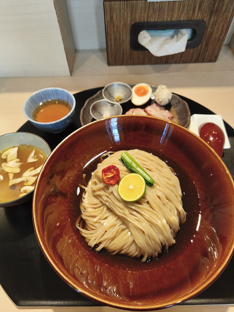 qoota_gourmet21's tweet photo. 【中華蕎麦 あお木】群馬県高崎市

　黒豆香る昆布水つけ麺

【あご節と松茸の
　　昆布水つけ麺 白】中盛り…1950円
　※限定

　麺はもちろん
　
　つけ汁が旨過ぎた🤤

Googleマップ
https://t.co/RkMlyN0L6y https://t.co/LxqutjfDni