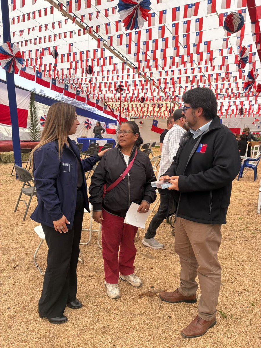 drtohiggins's tweet photo. En #Machali nuestro DRT O'Higgins (S) Alejandro Vergara, junto a Seremi @TrabajoOHiggins Carmen Gloria Manriquez, difunden en fondas, ramadas y locales comerciales, los derechos laborales de los trabajadores y trabajadoras en estas #FiestasPatrias https://t.co/Rv7h9GVILC