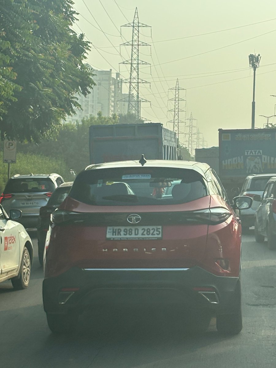 CoachAjayK's tweet photo. @vinu261285 @DC_Gurugram @CPCB_OFFICIAL @TrafficGGM @GauriSarin I guess the traffic police is just focusing on only red light jumpers on one side…. Other roads people happily jump the redlight… wrong side driving, bottleneck at Xavier school, trucks in all lanes is the norm https://t.co/WlDVuXg7NK