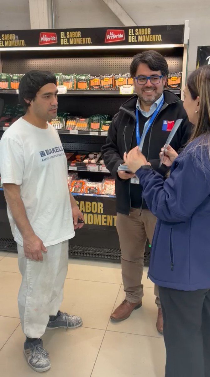 drtohiggins's tweet photo. En #Machali nuestro DRT O'Higgins (S) Alejandro Vergara, junto a Seremi @TrabajoOHiggins Carmen Gloria Manriquez, difunden en fondas, ramadas y locales comerciales, los derechos laborales de los trabajadores y trabajadoras en estas #FiestasPatrias https://t.co/Rv7h9GVILC